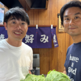 お好み焼き店にて笑顔でキャベツ片手に安永さんと味元さんの写真