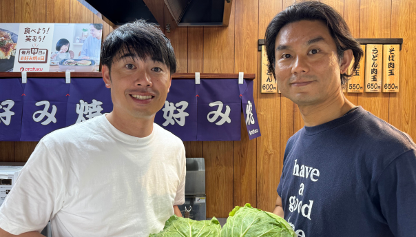 お好み焼き店にて笑顔でキャベツ片手に安永さんと味元さんの写真