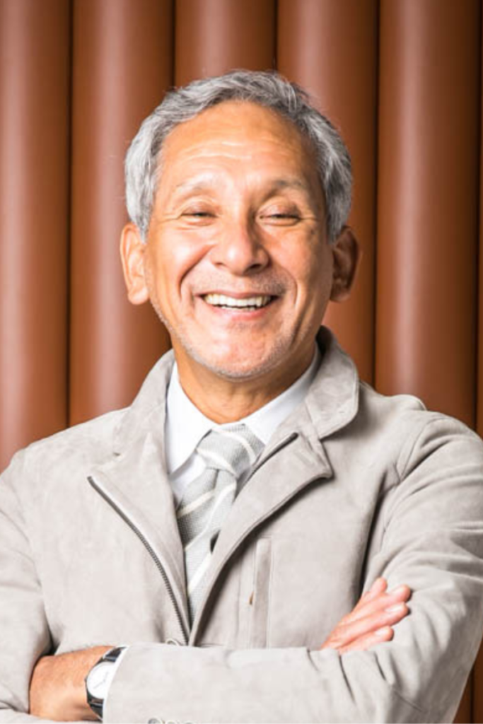 笑顔の米倉学長プロフィール写真