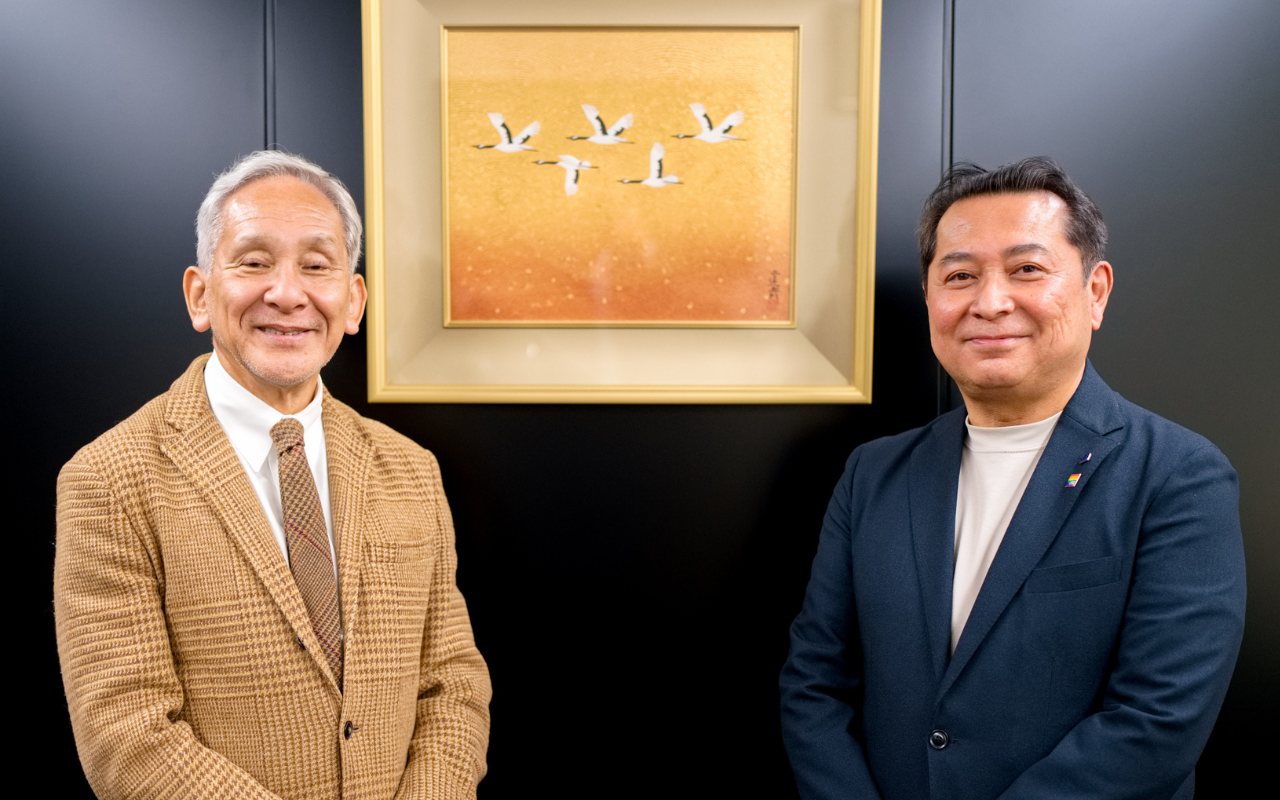 左から米倉誠一郎学長、株式会社三好不動産経営本部 部長中島種敏さま